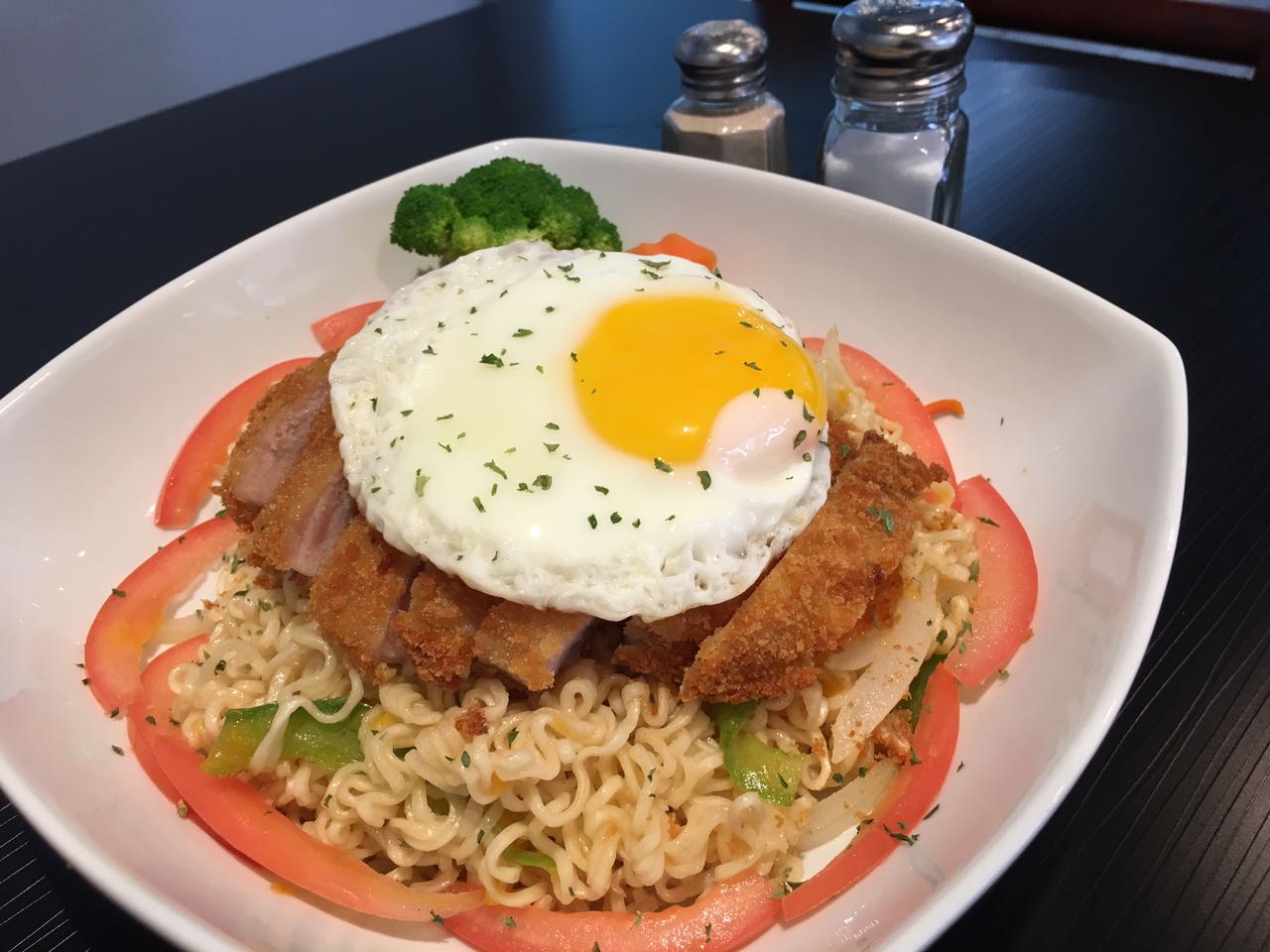 吉列豬扒煎蛋芝士撈公仔麵 Pork Chop Cutlet, Fried Egg, Cheese Lo-Ramen