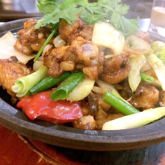啫啫黃毛雞煲 Sizzling Free Ranger Chicken in Claypot