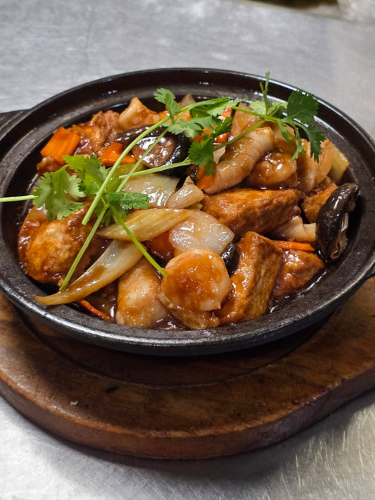 海鮮豆腐煲 Seafood (Shrimp, Squid & Fish) & Tofu Clay Pot