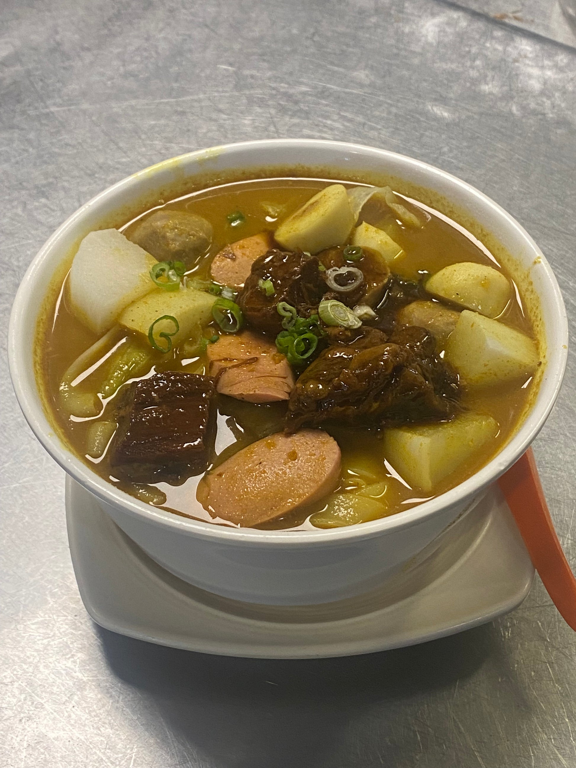 港式咖喱車仔湯米粉(魚蛋,牛丸,牛腩,腸仔,蘿蔔) Hong Kong Style Curry Combination Noodle Soup (Fish Ball, Beef Ball, Beef Brisket, Sausage, Radish)