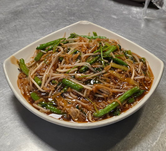 菜脯,香葱,芫荽,四季豆,芽菜煎麺 String Bean, Bean Sprouts, Pickled Radish, Green Onion & Cilantro Pan Fried Noodle
