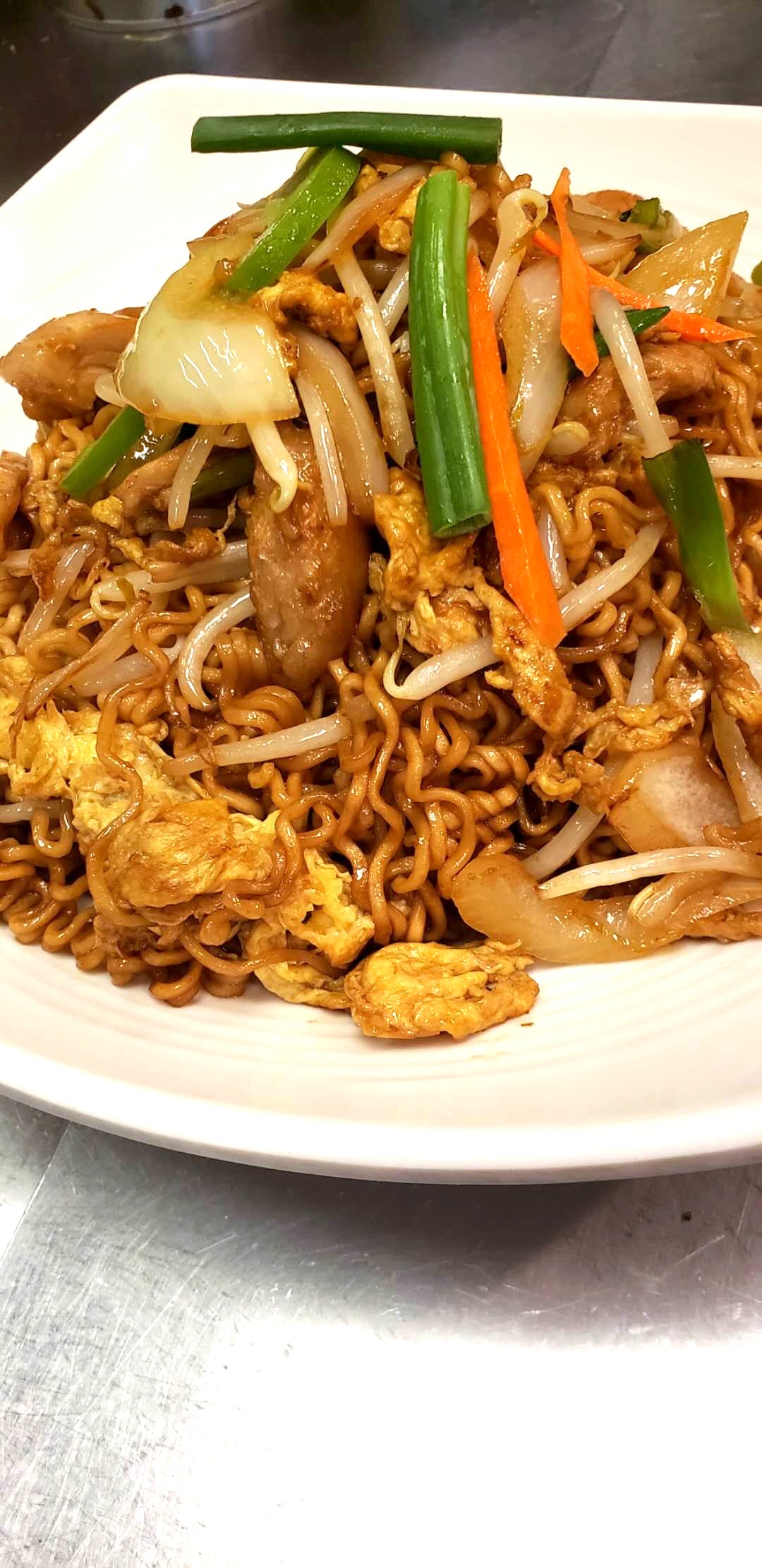 燒汁豬柳條炒公仔麺 Stir Fried Pork Chop & Instant Noodle w/ BBQ Sauce